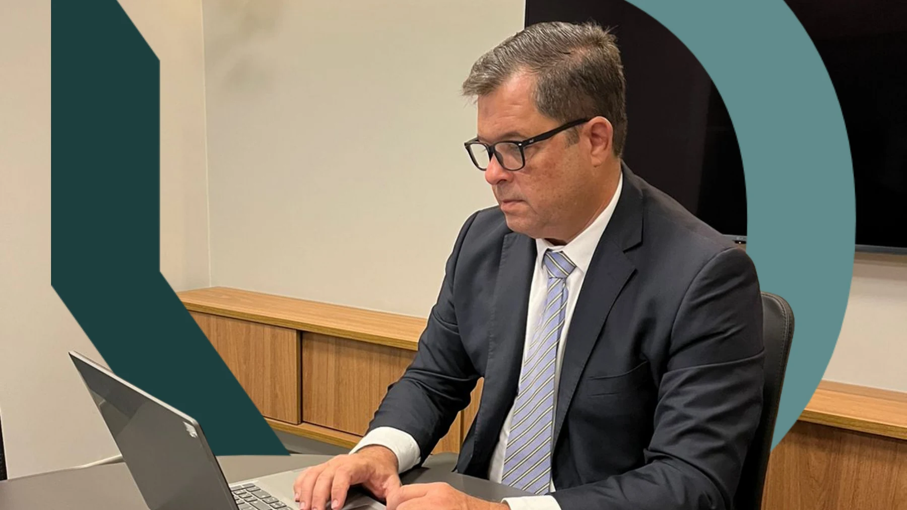 Ramiro Cerdeira em atendimento jurídico